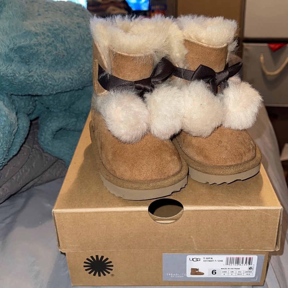 Toddler size 6c Uggs